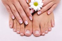 skincare-beauty-female-feet-with-camomile-s-flower